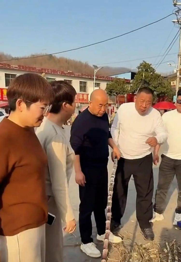 于东来退休后在家卖甘蔗？辟谣：实为途经南阳时买甘蔗:火石陶瓦是什么